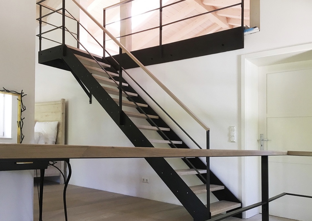 offene Treppe mit Podest, aus Schwarzstahl mit Eiche Massivholz Stufen, Handlauf Eiche Massivholz, in Loft Schlafzimmer